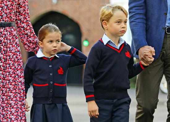 威廉王子夫妇送儿女上学 夏洛特与哥哥成校友
