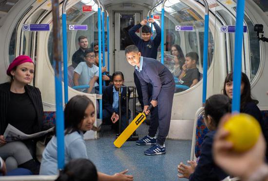 英国一群青少年在伦敦地铁上打板球 乘客们目瞪口呆