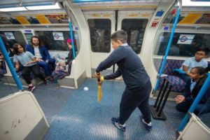 英国一群青少年在伦敦地铁上打板球 乘客们目瞪口呆缩略图