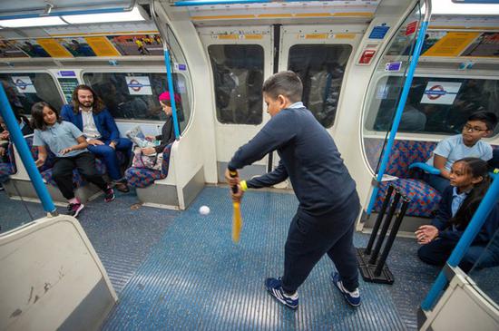 英国一群青少年在伦敦地铁上打板球 乘客们目瞪口呆