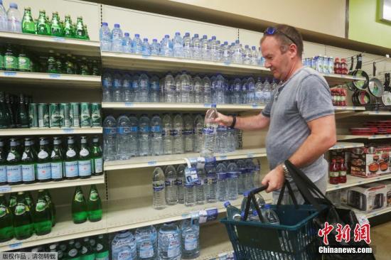 为减少塑料使用 英国一超市允许民众自带容器装食物