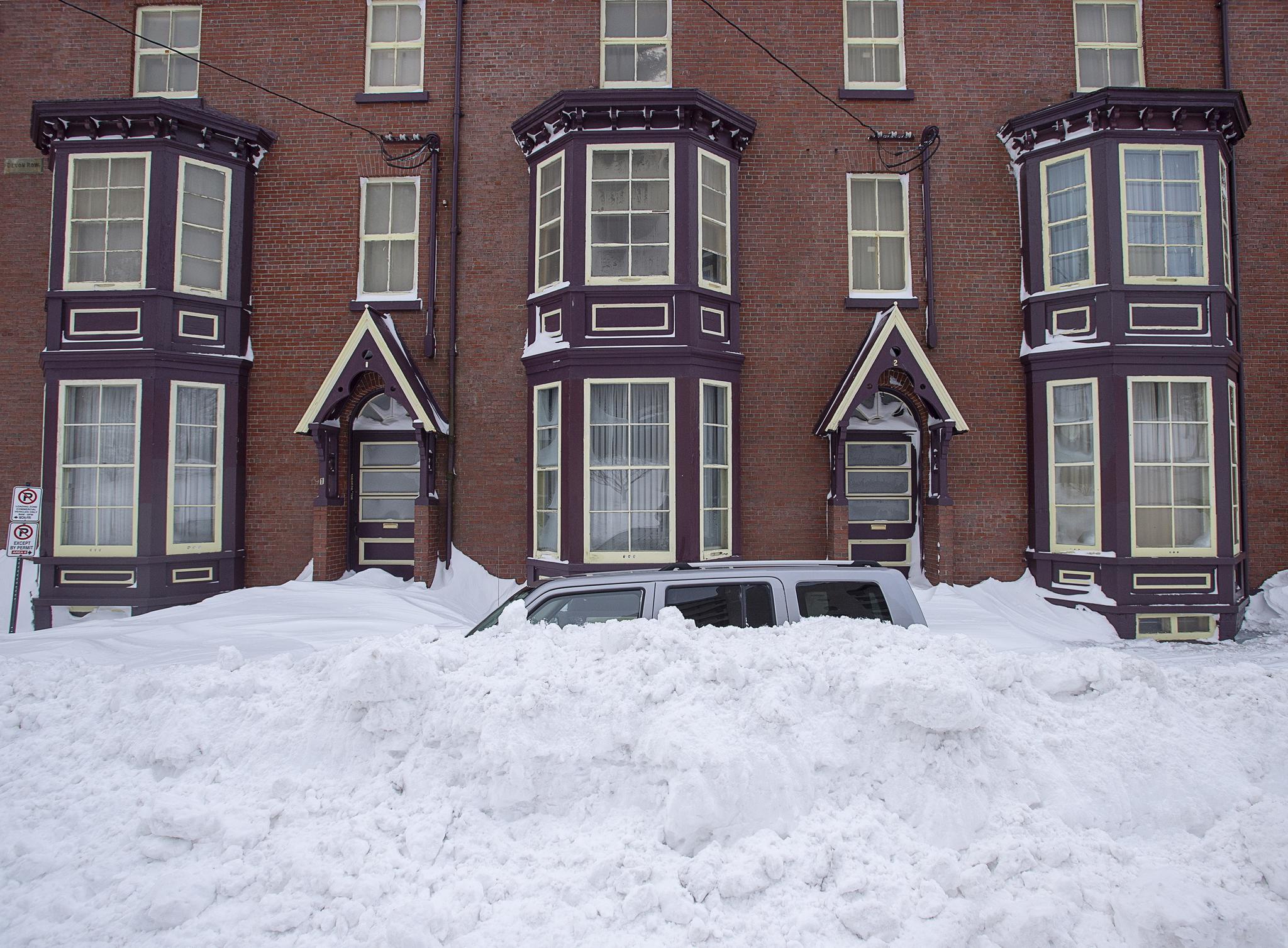 加拿大纽芬兰岛遇暴风雪 汽车被“雪藏”