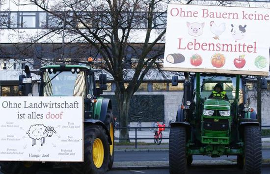 抗议环境法规 德国农民开数百辆拖拉机涌入柏林
