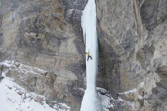 德国一女子勇敢挑战加拿大落基山脉的冰冻瀑布