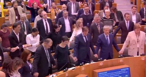 欧洲议会通过英国脱欧协议 议员合唱友谊地久天长