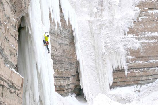德国一女子勇敢挑战加拿大落基山脉的冰冻瀑布