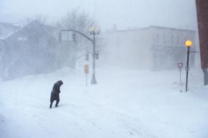 加拿大纽芬兰岛遇暴风雪 汽车被“雪藏”缩略图