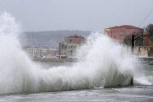 暴风雨继续侵袭希腊海岛 学校停课考试延期缩略图