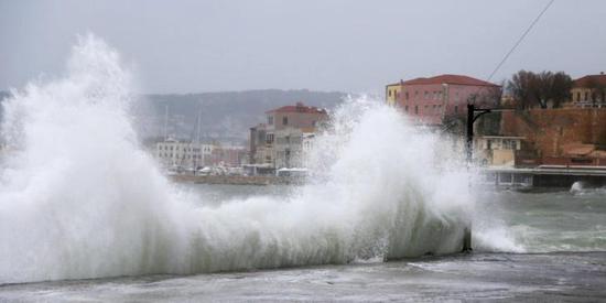 暴风雨继续侵袭希腊海岛 学校停课考试延期