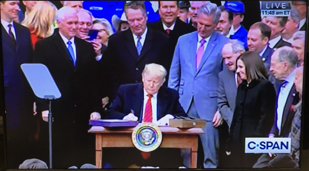 特朗普签署美墨加协定 该协定将取代北美自贸协定