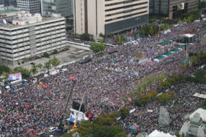 一年9万场示威 拉响韩国政治体制危机警报缩略图