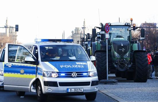 抗议环境法规 德国农民开数百辆拖拉机涌入柏林