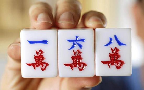 西班牙留学生在中国研究麻将战术后回国开课