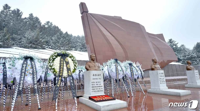 朝鲜为抗日女战士举行国葬 金正恩送花圈(图)
