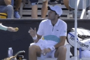 澳网比赛法国选手要求球童剥香蕉皮 遭网友批巨婴缩略图