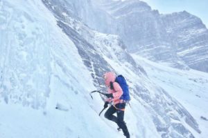 德国一女子勇敢挑战加拿大落基山脉的冰冻瀑布缩略图