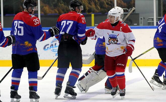 普京和白俄罗斯总统组队打冰球大比分获胜(图)