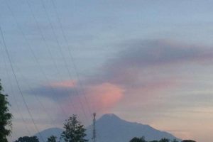 印尼莫拉比火山喷发 持续150秒 浓烟高达2000米缩略图