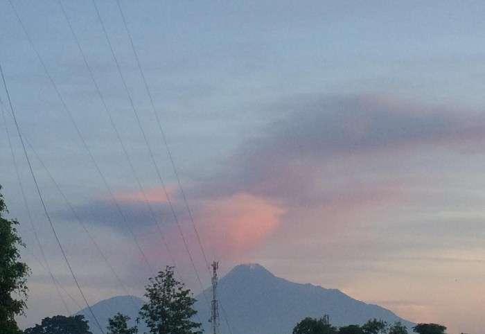 印尼莫拉比火山喷发 持续150秒 浓烟高达2000米