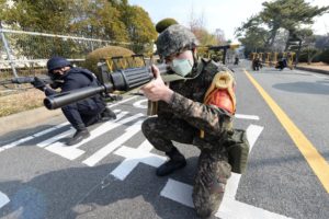 韩军举行联合反恐演习 士兵佩戴口罩参加战斗缩略图