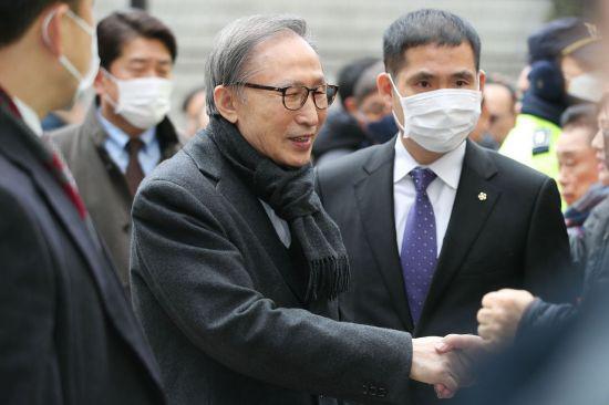 韩国前总统李明博被判17年：出庭时一脸微笑