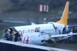 土耳其一架客机冲出跑道 乘客从断裂机体缝隙逃生缩略图