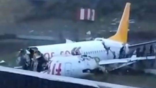 土耳其一架客机冲出跑道 乘客从断裂机体缝隙逃生