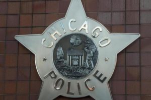 自乱阵脚！芝加哥两警车出警时相撞 6名警察受伤缩略图
