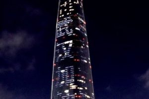 震撼！韩国555米最高大楼打出中文字幕:武汉加油缩略图