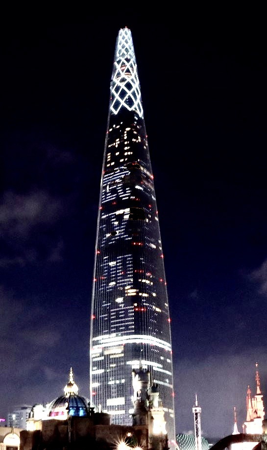 震撼！韩国555米最高大楼打出中文字幕:武汉加油