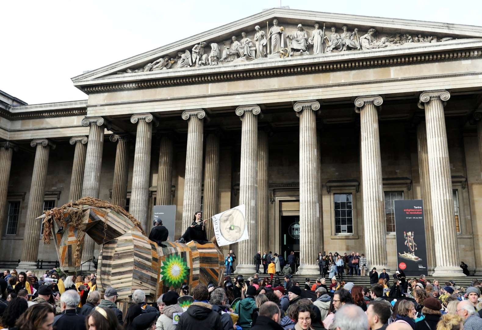 英环保示威者"占领"大英博物馆3天 还拉来1匹木马