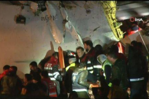 土耳其一波音客机冲出跑道折成三段 已致52人受伤缩略图