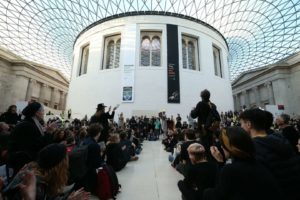 英环保示威者”占领”大英博物馆3天 还拉来1匹木马缩略图