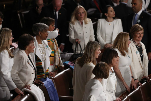 特朗普发表国情咨文 民主党女议员清一色白衣出席