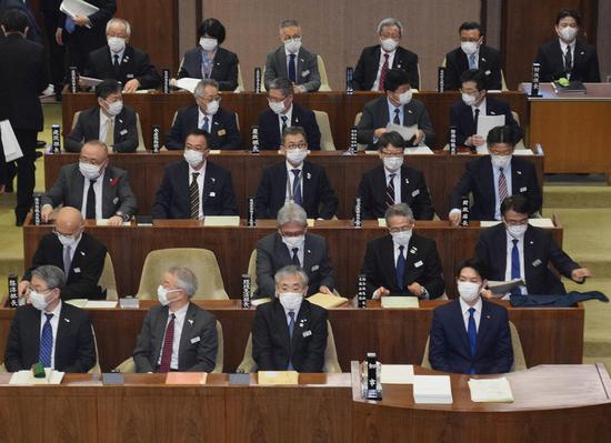日本地方议会全员戴口罩出席 答辩改书面形式