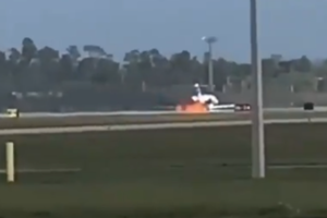 美国一架小型飞机滑行中起火 火焰吞噬机身缩略图