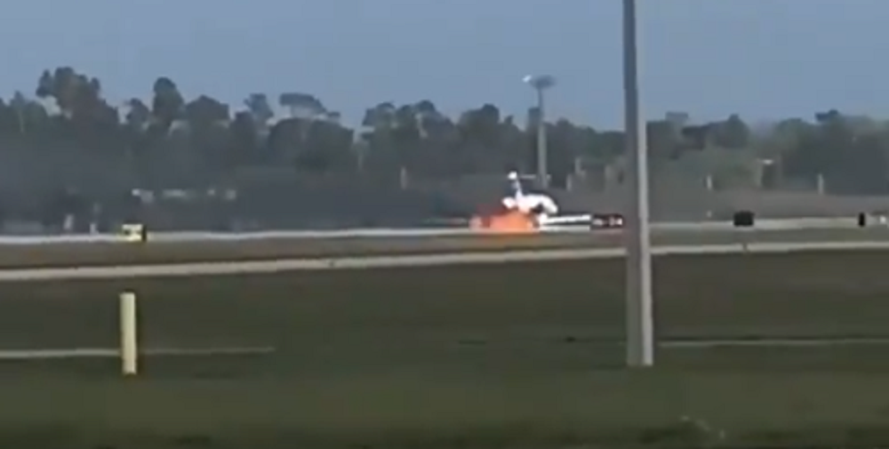 美国一架小型飞机滑行中起火 火焰吞噬机身