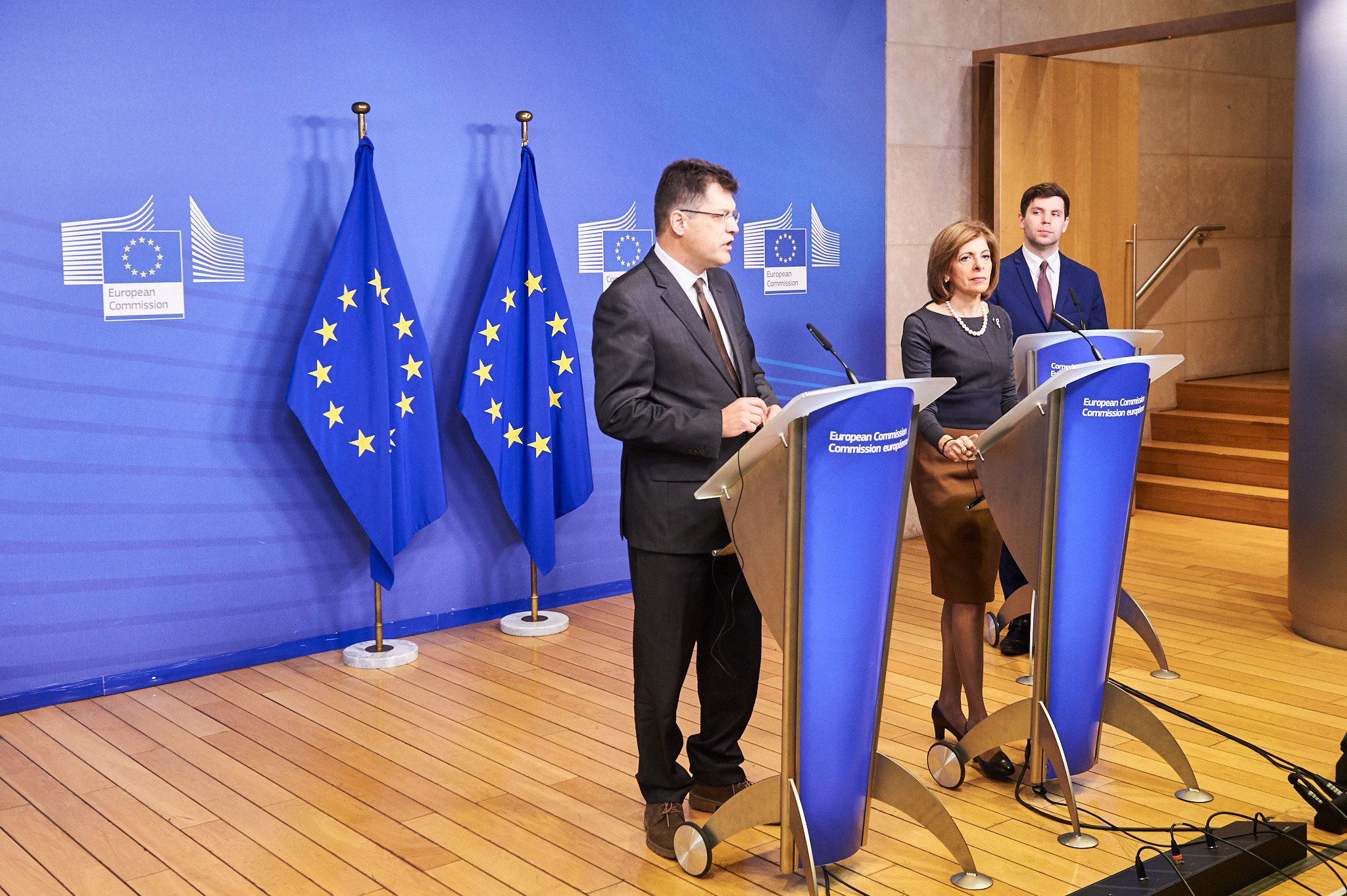欧盟委员会：将牵头众筹2.32亿欧元用以控制疫情