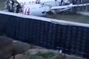 土耳其一架飞机滑出跑道 飞机受损严重已断成两截缩略图