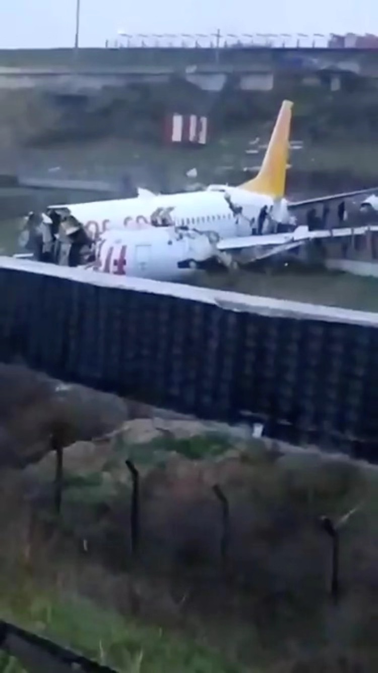 土耳其一架飞机滑出跑道 飞机受损严重已断成两截