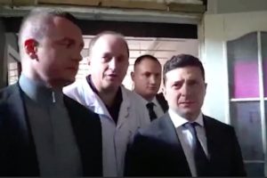 视察医院被喊”叛徒” 乌克兰总统皱了皱眉选择无视缩略图
