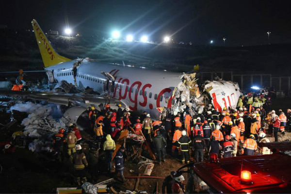 土耳其波音客机滑出跑道折成三截 已致3死179伤