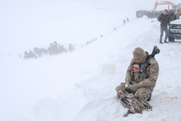 土耳其东部凡省第二次雪崩已致33人遇难