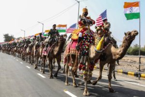 为迎接特朗普，印度警察骑骆驼巡街，还修了堵墙缩略图