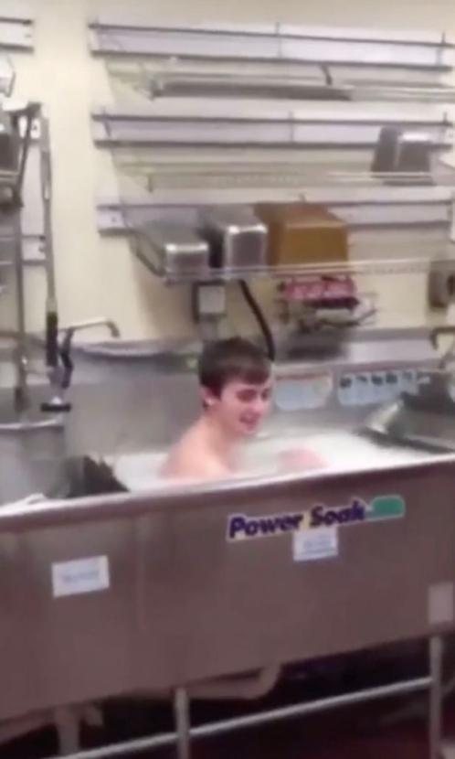 美国快餐店员工餐厅水槽洗澡视频曝光 网友"炸锅"