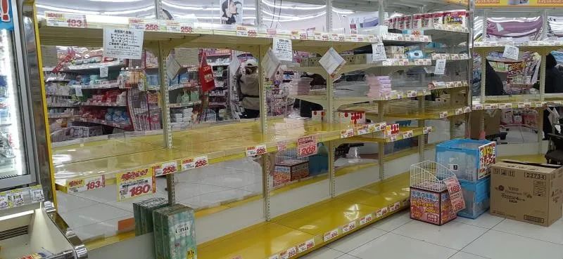 日本民众也开始抢卫生纸了？又和中国有关？