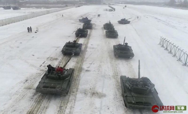 战斗民族式浪漫:情人节俄军出动坦克“比心”求婚