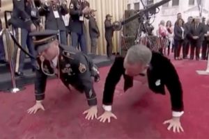 汤姆-汉克斯奥斯卡红毯吸睛：与美军中士做俯卧撑缩略图