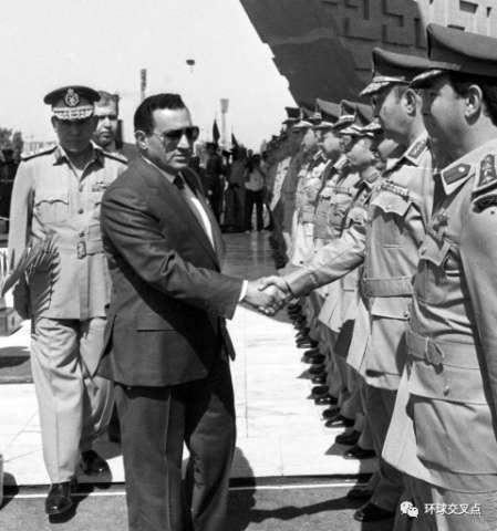 埃及前总统穆巴拉克去世：无法低调的戏剧人生