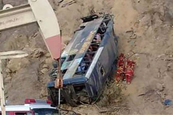 满载厄瓜多尔球迷巴士在秘鲁坠崖 致8死40伤